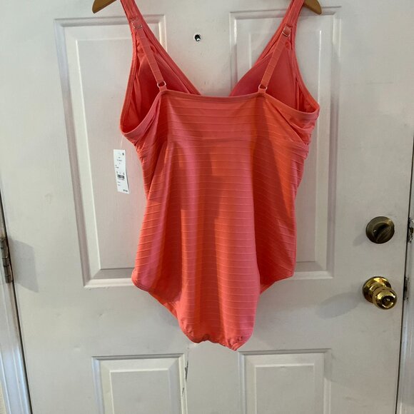 Lands End Woman's Plus-Size Coral Pink Summer V-Neck One-Piece Swimsuit Sz 18 - Picture 9 of 12